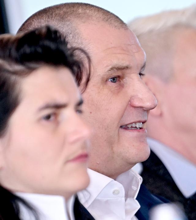 Clarissa Forster (l), DESG-Schatzmeisterin, DESG-Präsident Matthias Große und Stefanie Fuchs