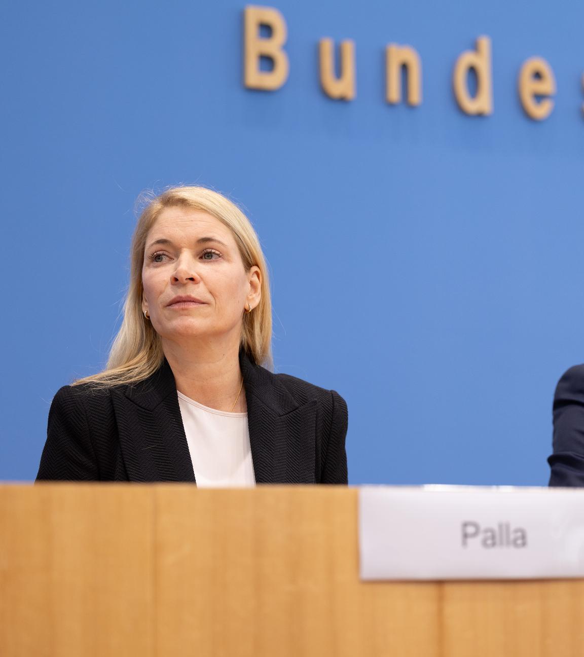 Berlin: Bundesverkehrsminister Patrick Schnieder (CDU) und die designierte neue Bahnchefin Evelyn Palla stellen zusammen die neue Bahn-Strategie vor. 