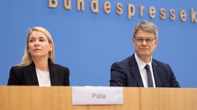 Berlin: Bundesverkehrsminister Patrick Schnieder (CDU) und die designierte neue Bahnchefin Evelyn Palla stellen zusammen die neue Bahn-Strategie vor. 