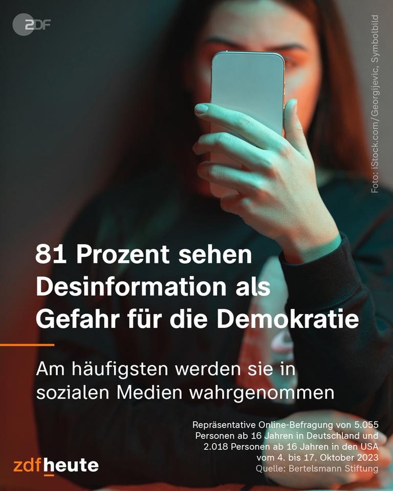 Eine junge Frau blickt auf ihr Smartphone.