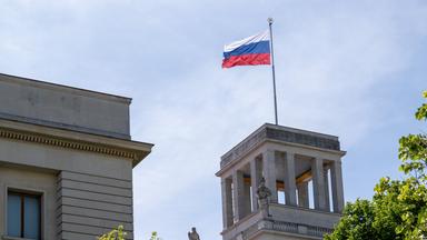 Die Fahne weht über der russischen Botschaft Unter den Linden. 