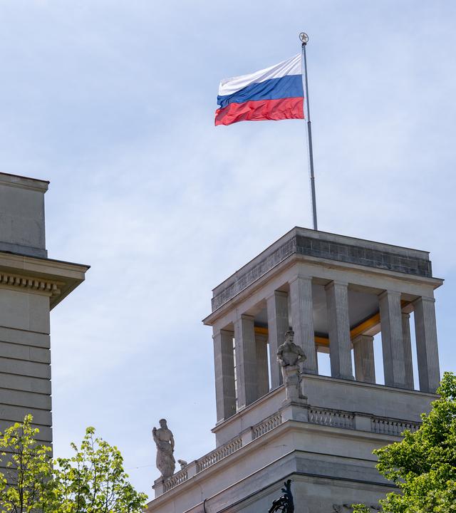 Die Fahne weht über der russischen Botschaft Unter den Linden. 