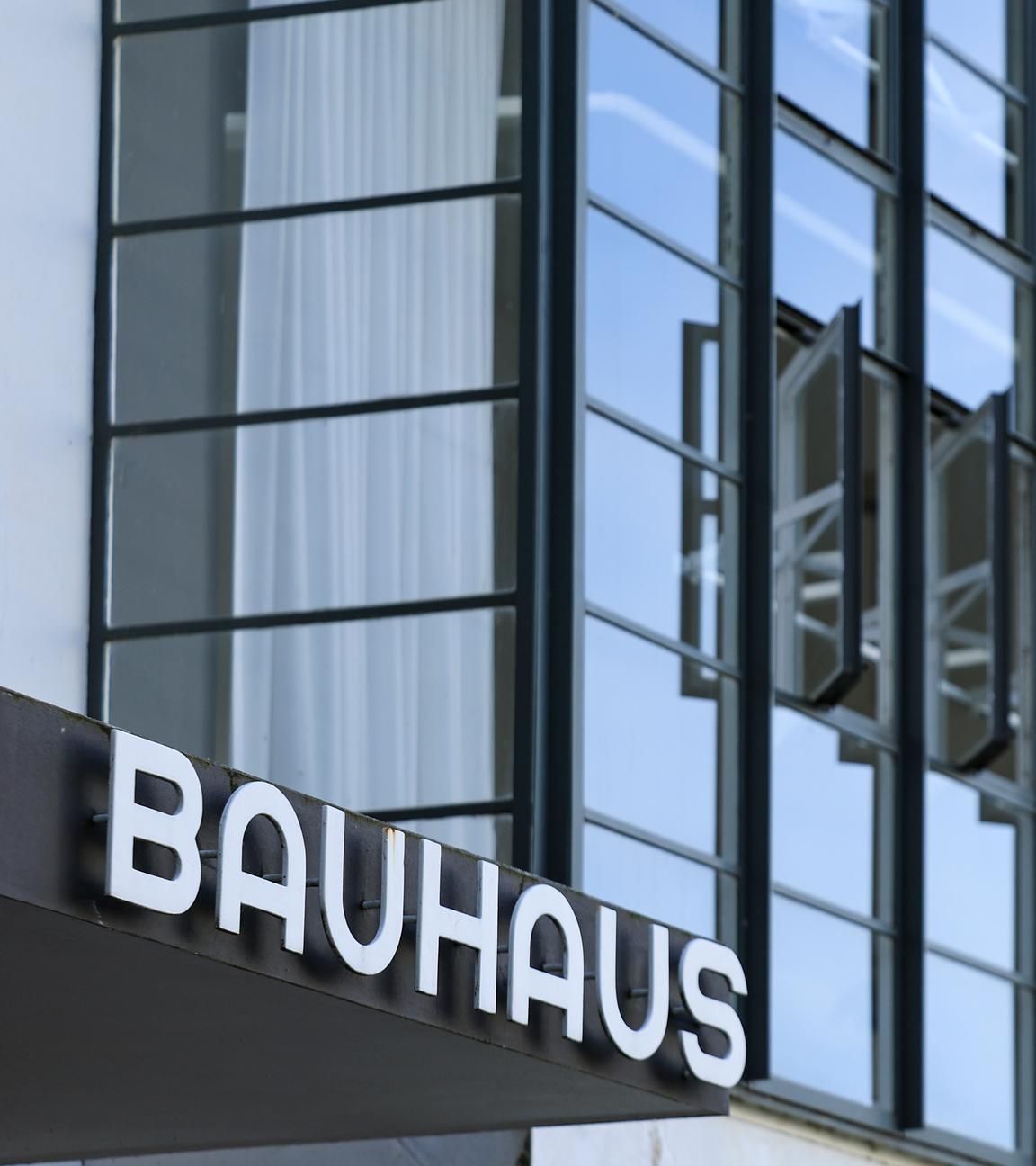  Dessau-Roßlau: Blick auf das Bauhausgebäude in der Gropiusallee. 1925 zog das Bauhaus von Weimar nach Dessau und erlebte dort seine Blütezeit.