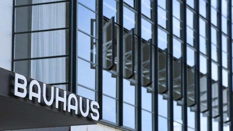  Dessau-Roßlau: Blick auf das Bauhausgebäude in der Gropiusallee. 1925 zog das Bauhaus von Weimar nach Dessau und erlebte dort seine Blütezeit.