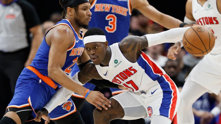 Dennis Schröder (17), Guard der Detroit Pistons, trifft auf Miles McBride (2), Guard der New York Knicks.