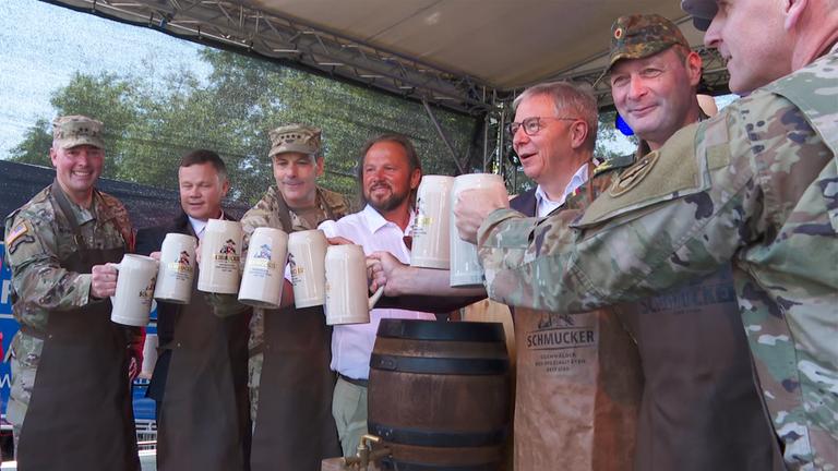 In Wiesbaden wird auf die deutsch-amerikanische Freundschaft getrunken