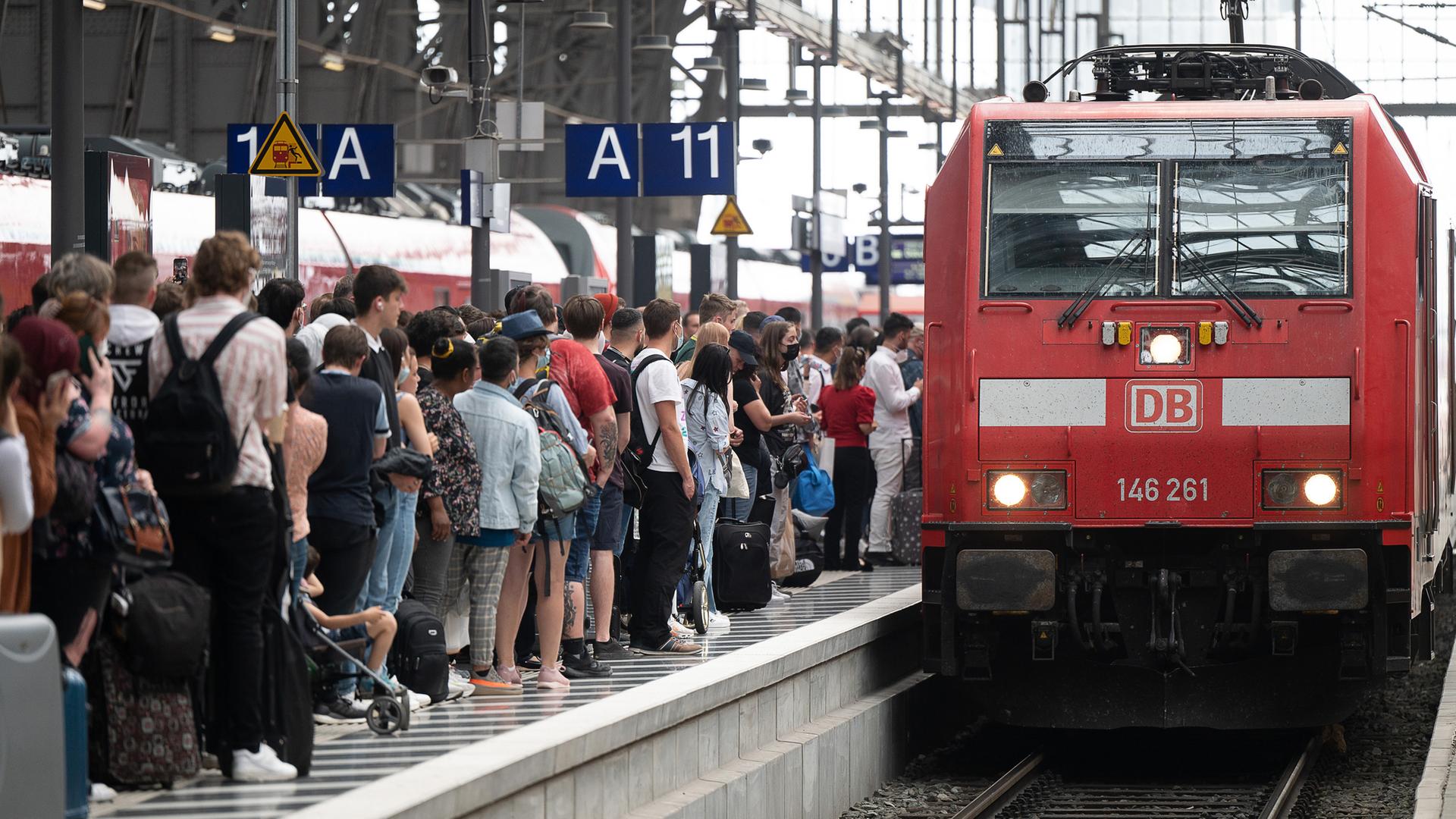 Fahrgäste warten am Hauptbahnhof auf eine Regionalbahn