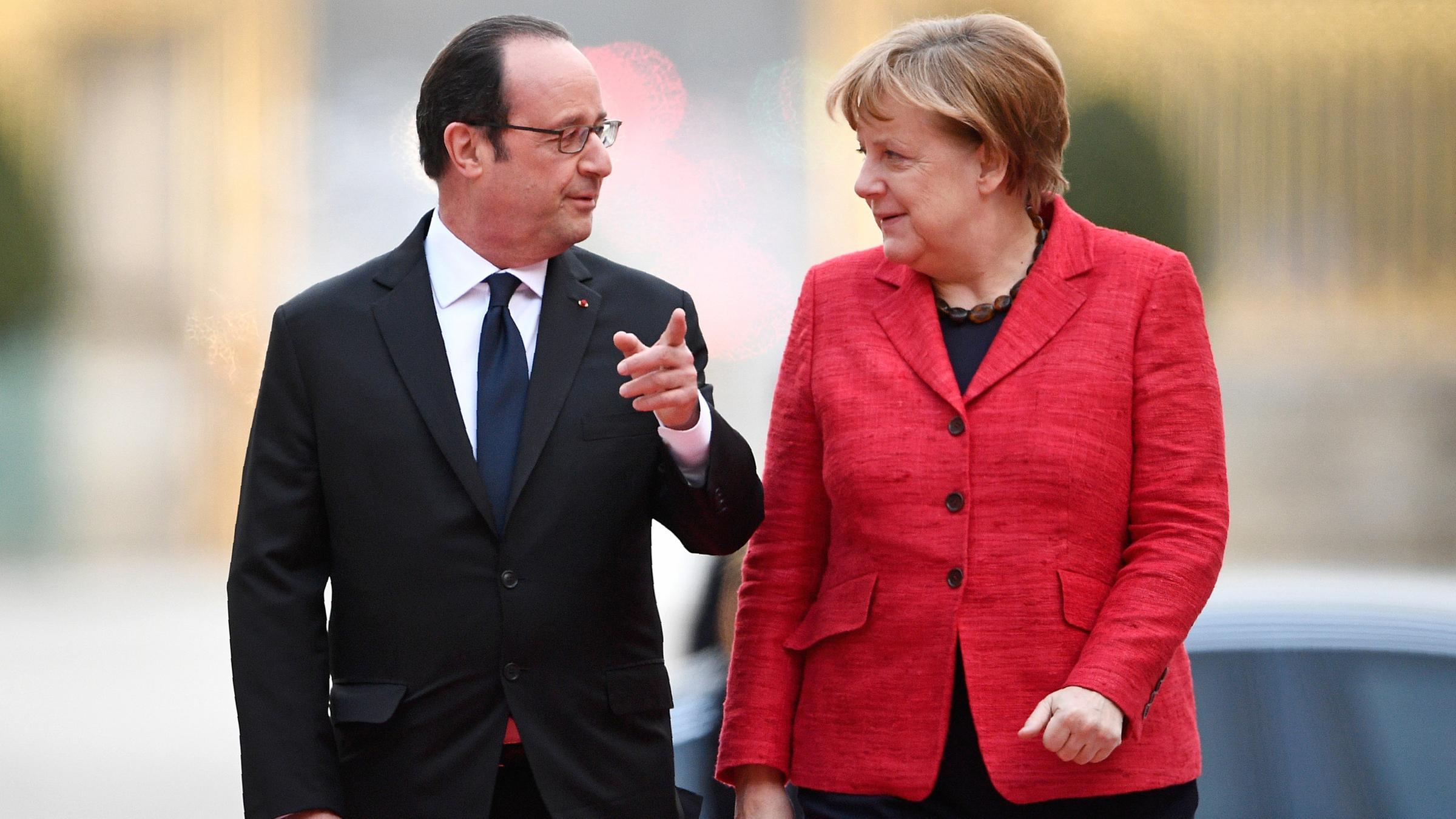 Archiv: Francois Hollande und Angela Merkel am 06.03.2017 in Versailles (Frankreich)
