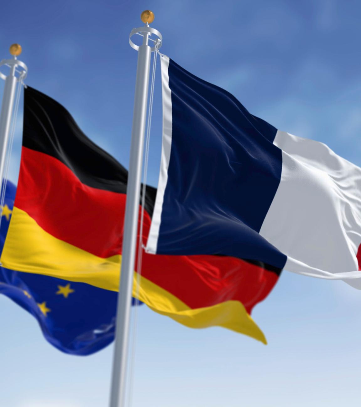 Die Flaggen von Frankreich, Deutschland und der Europäischen Union wehen an einem klaren Tag im Wind