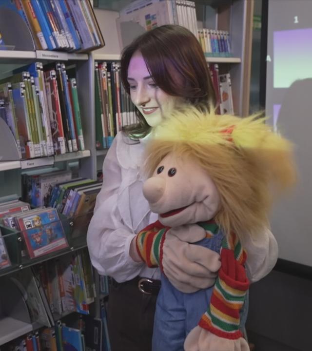 Mitarbeiterin des Bi-Bus bringt Kindern französisch nah