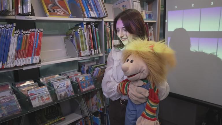 Mitarbeiterin des Bi-Bus bringt Kindern französisch nah