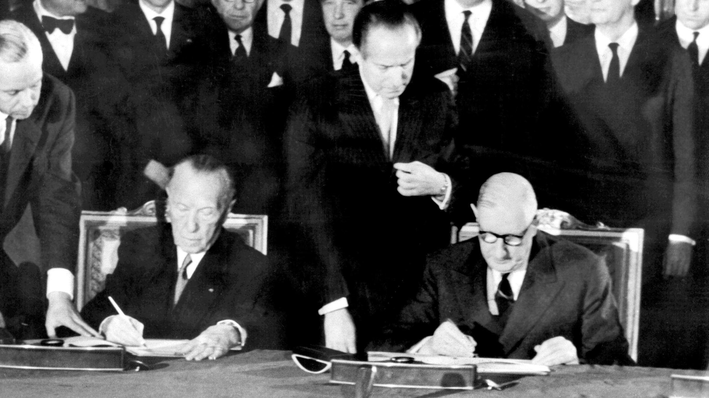 Archiv: Konrad Adenauer und Charles de Gaulle (r.) am 22.01.1963 in Paris