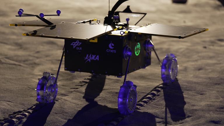 Ein Testrover steht auf einem Testfeld bei einer Vorführung zum Start der Mission mit dem deutsch-französischen Rover "Idefix", der 2029 auf dem Marsmond Phobos aufsetzen soll.