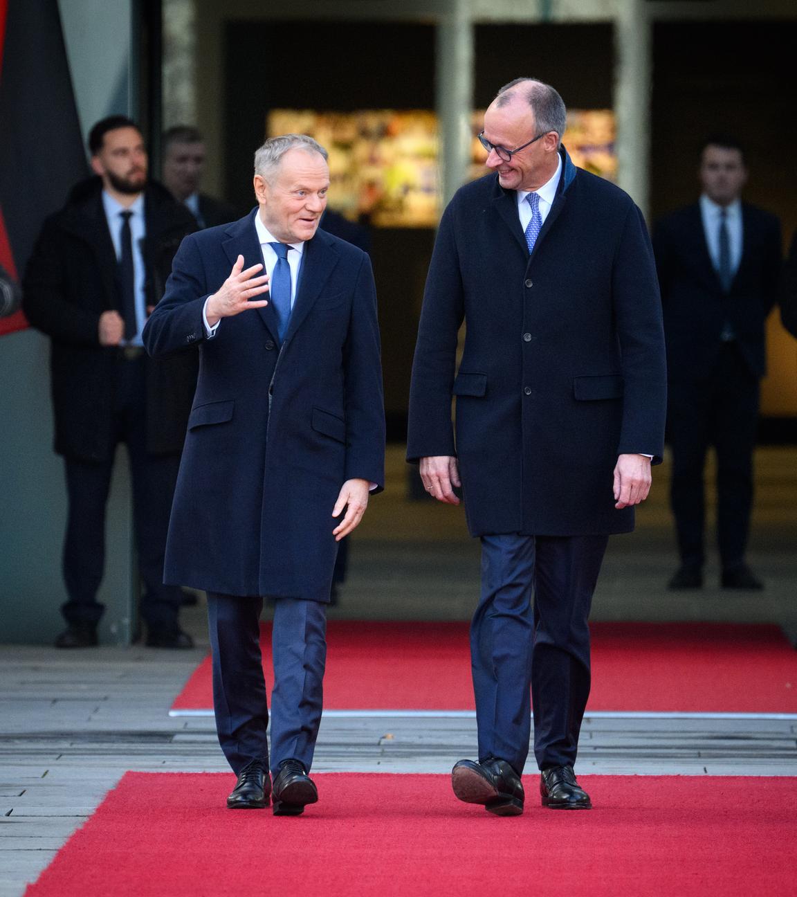 Berlin: Bundeskanzler Friedrich Merz (r, CDU) begrüßt Donald Tusk, Ministerpräsident von Polen, anlässlich der deutsch-polnischen Regierungskonsultationen mit militärischen Ehren vor dem Bundeskanzleramt. 