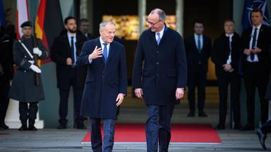Berlin: Bundeskanzler Friedrich Merz (r, CDU) begrüßt Donald Tusk, Ministerpräsident von Polen, anlässlich der deutsch-polnischen Regierungskonsultationen mit militärischen Ehren vor dem Bundeskanzleramt. 
