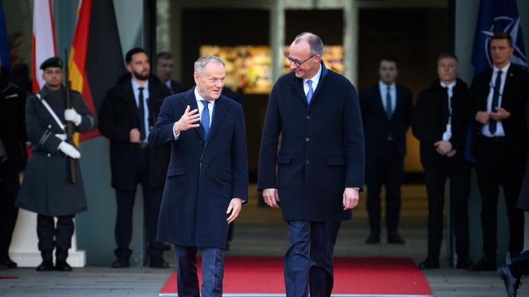 Berlin: Bundeskanzler Friedrich Merz (r, CDU) begrüßt Donald Tusk, Ministerpräsident von Polen, anlässlich der deutsch-polnischen Regierungskonsultationen mit militärischen Ehren vor dem Bundeskanzleramt. 