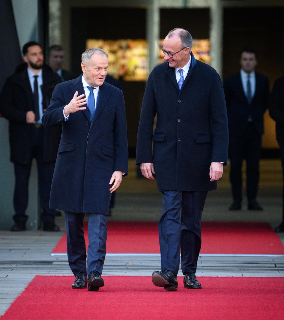 Berlin: Bundeskanzler Friedrich Merz (r, CDU) begrüßt Donald Tusk, Ministerpräsident von Polen, anlässlich der deutsch-polnischen Regierungskonsultationen mit militärischen Ehren vor dem Bundeskanzleramt.