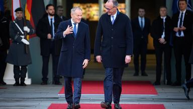 Berlin: Bundeskanzler Friedrich Merz (r, CDU) begrüßt Donald Tusk, Ministerpräsident von Polen, anlässlich der deutsch-polnischen Regierungskonsultationen mit militärischen Ehren vor dem Bundeskanzleramt.