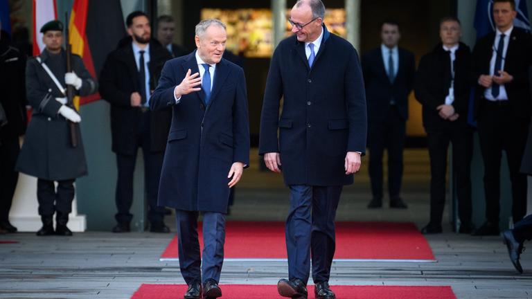 Berlin: Bundeskanzler Friedrich Merz (r, CDU) begrüßt Donald Tusk, Ministerpräsident von Polen, anlässlich der deutsch-polnischen Regierungskonsultationen mit militärischen Ehren vor dem Bundeskanzleramt.