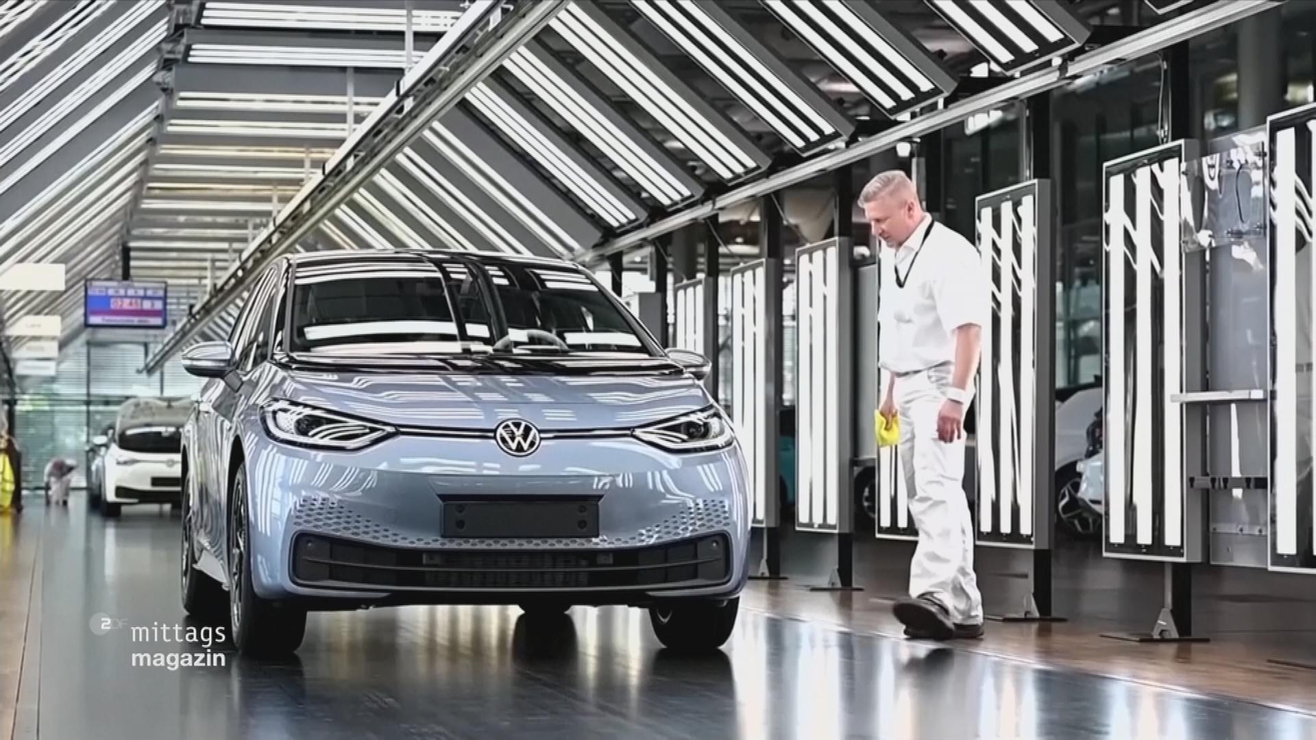 Auto steht im Werk