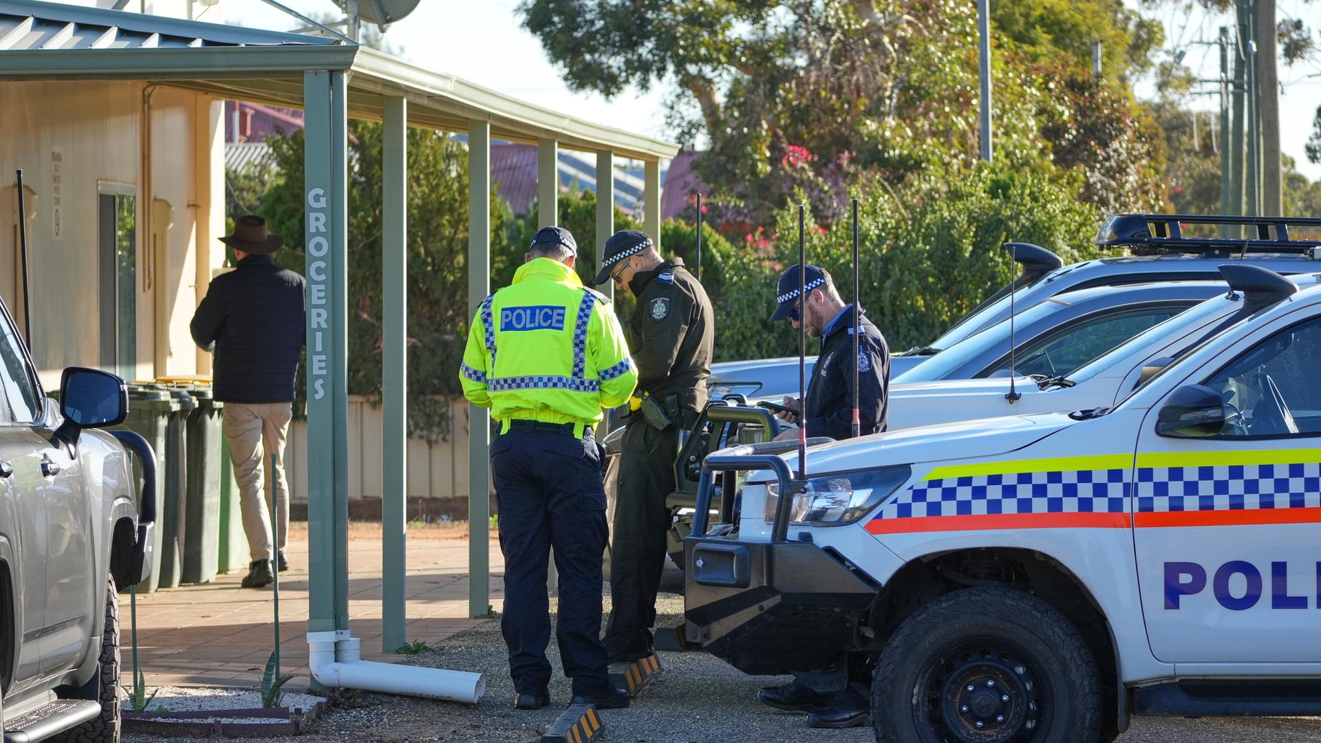  Polizeibeamte versammeln sich, zur Suche nach der vermissten deutschen Rucksacktouristin Carolina Wilga.