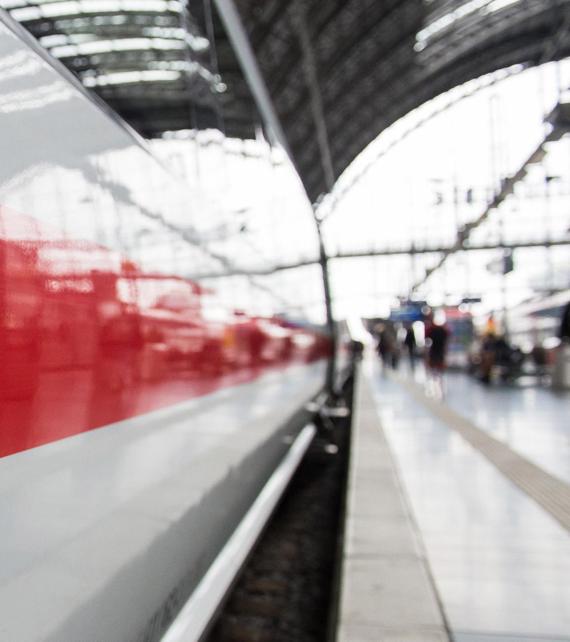 Archiv: Das Logo der Deutschen Bahn ist auf einem ICE im Hauptbahnhof in Frankfurt am 03.09.2018 zu sehen.