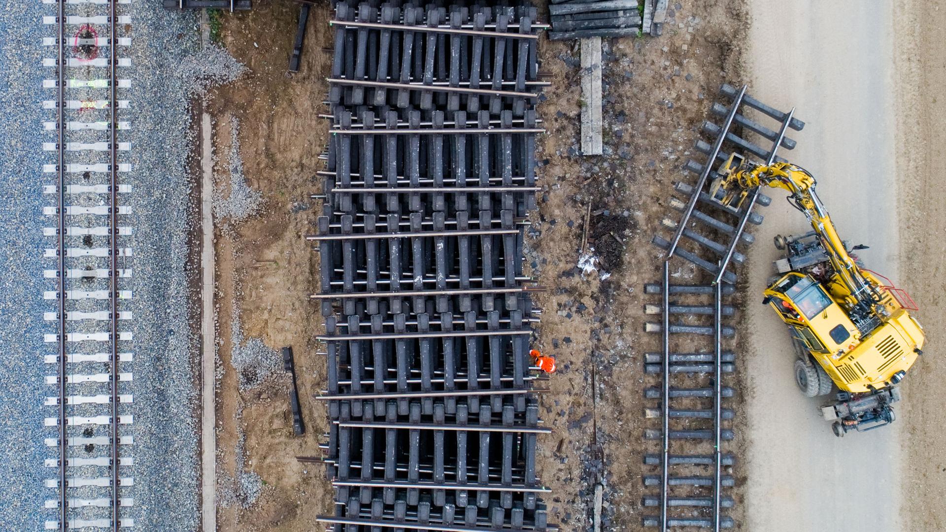Archiv: Arbeiter zerlegen mit einem Bagger alte Bahnschienen bei der Sanierung der ICE-Trasse Hannover-Göttingen bei Sorsum im Landkreis Hildesheim am 13.09.2019