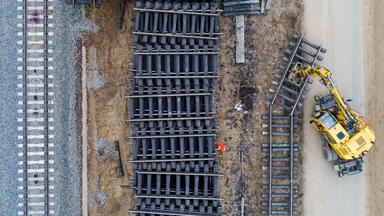 Archiv: Arbeiter zerlegen mit einem Bagger alte Bahnschienen bei der Sanierung der ICE-Trasse Hannover-Göttingen bei Sorsum im Landkreis Hildesheim am 13.09.2019