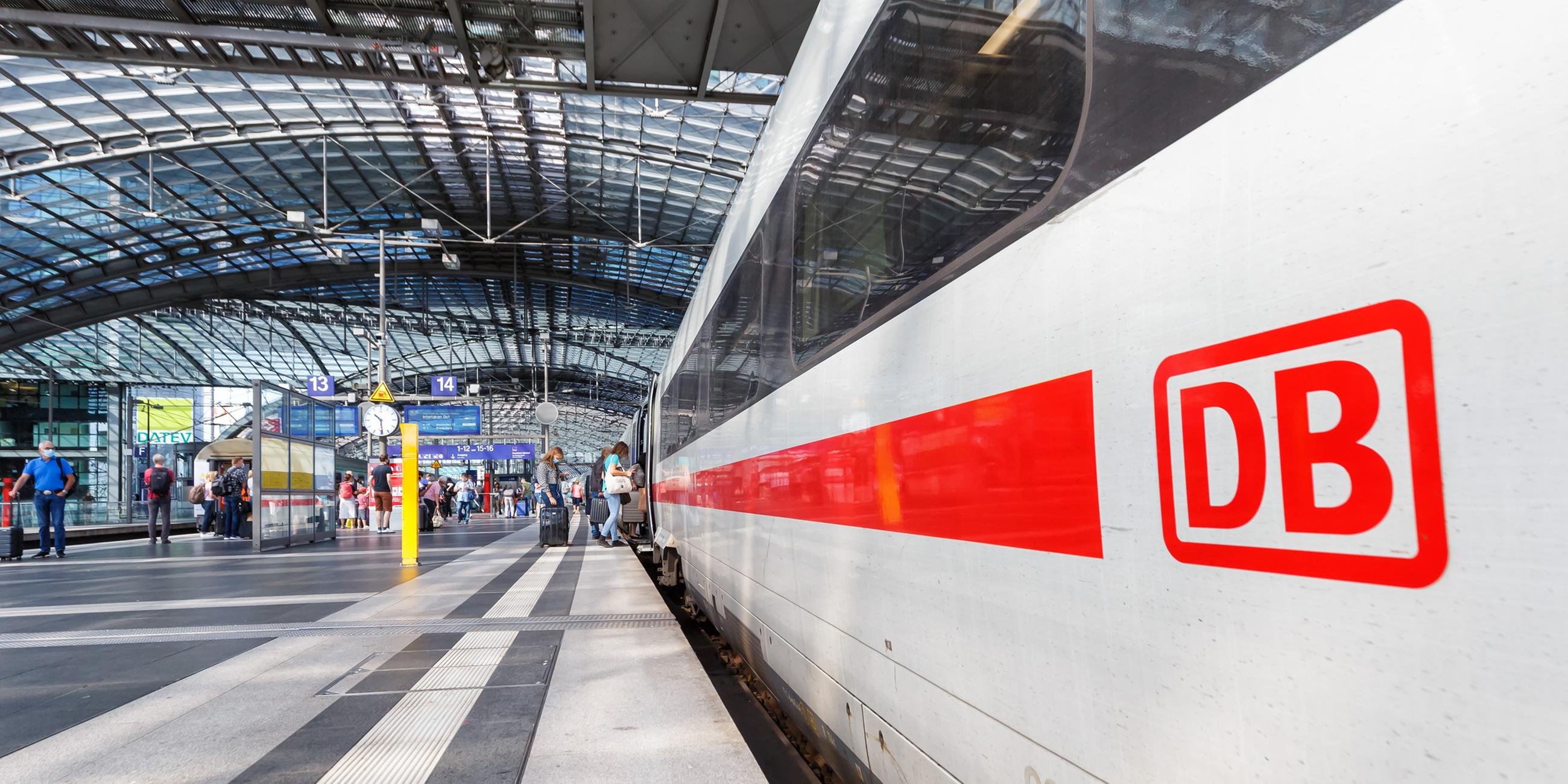 Archiv: Ein ICE 4 am 20.08.2020 im Berliner Hauptbahnhof