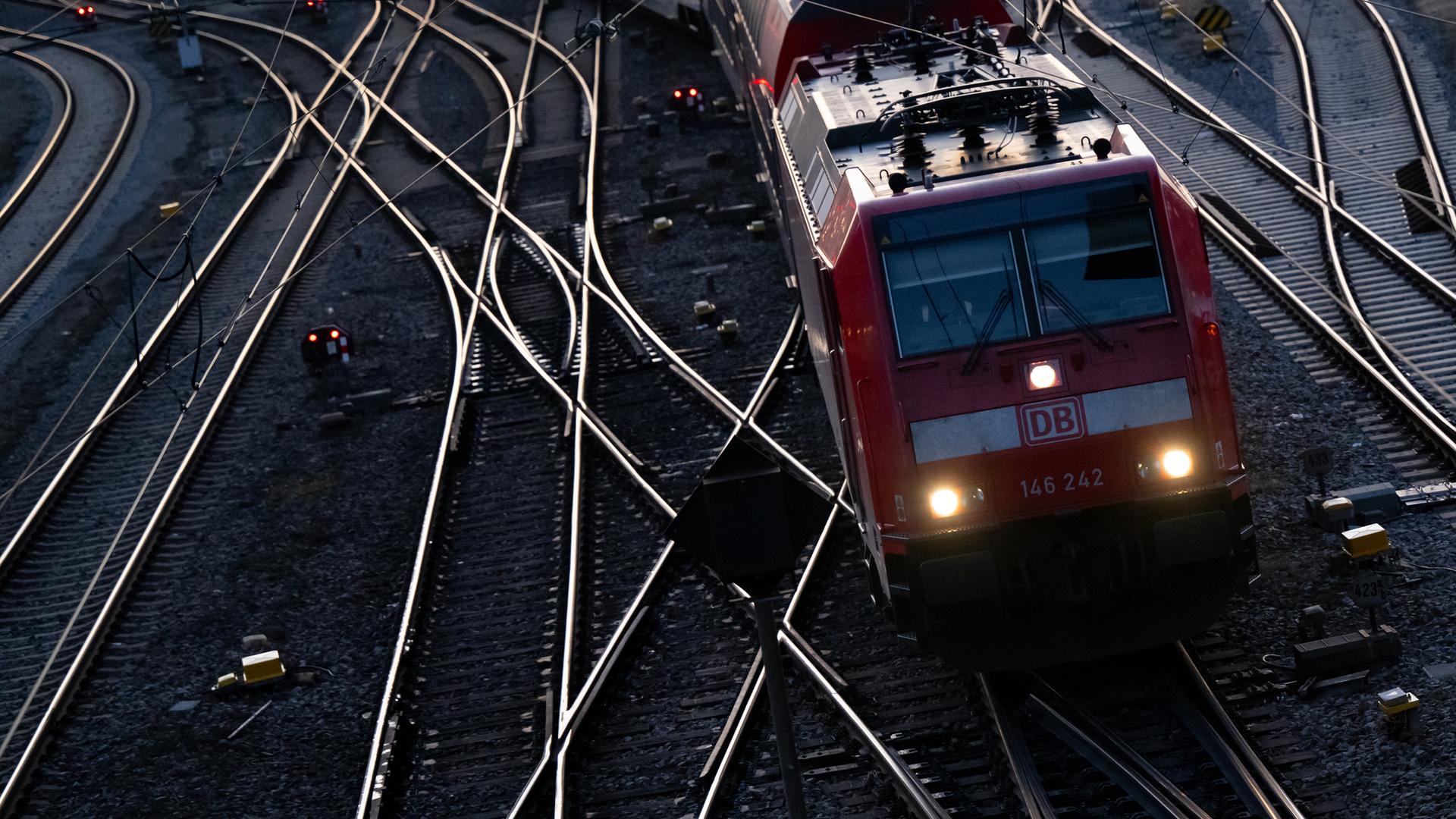 Symbolbild:  Ein Zug der Deutschen Bahn (DB) fährt auf einem Gleis aus dem Hauptbahnhof. 