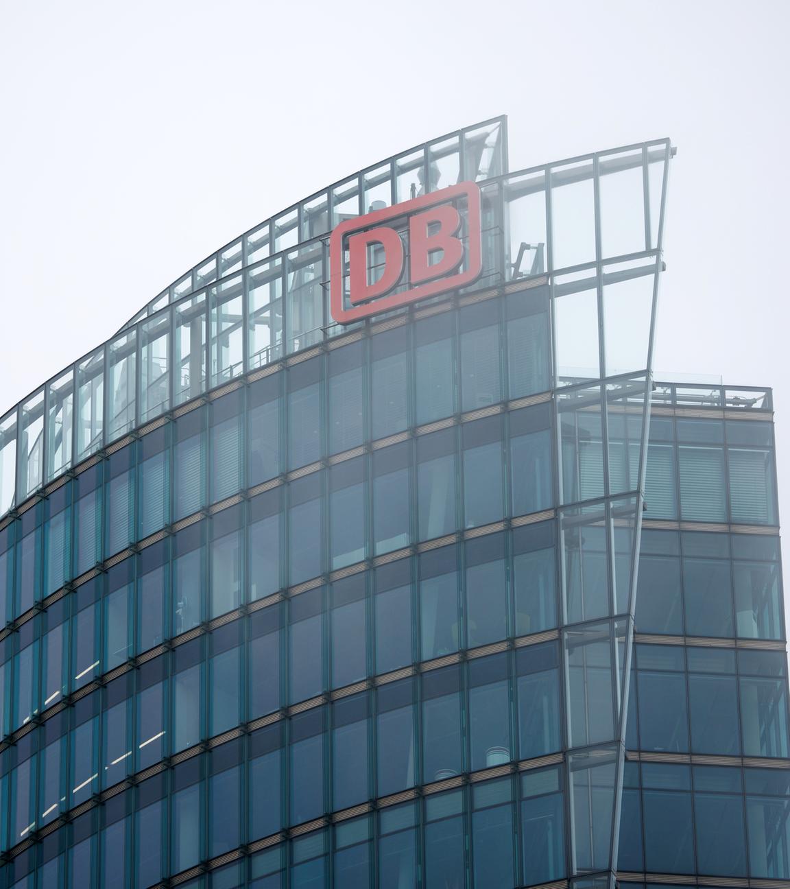 Symbolbild: Das Logo der Deutschen Bahn AG (DB) auf dem Dach ihres Hauptgebäudes vor der Bilanzpressekonferenz der Deutschen Bahn AG in Berlin, Deutschland, 27. 3. 2025. 