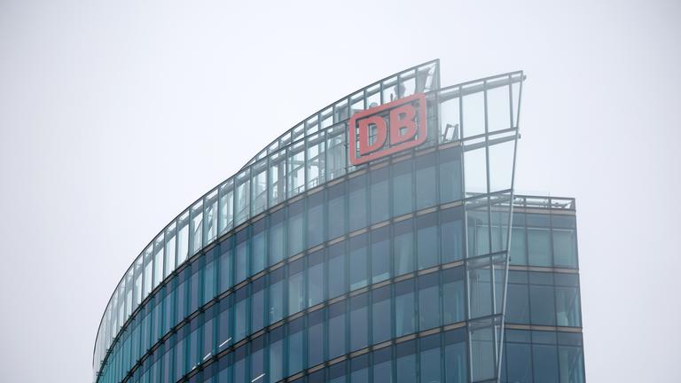 Symbolbild: Das Logo der Deutschen Bahn AG (DB) auf dem Dach ihres Hauptgebäudes vor der Bilanzpressekonferenz der Deutschen Bahn AG in Berlin, Deutschland, 27. 3. 2025. 