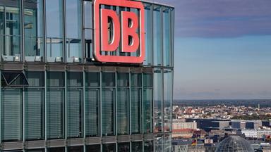Symbolbild: DB-Logo an der Deutsche Bahn Zentrale in Berlin