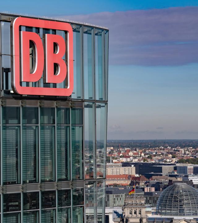 Symbolbild: DB-Logo an der Deutsche Bahn Zentrale in Berlin