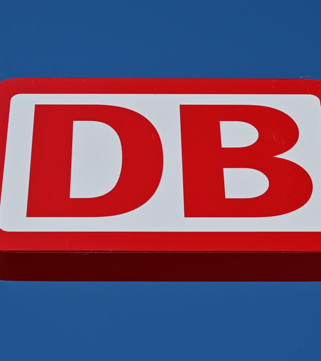  Das Logo der Deutschen Bahn vor blauem Himmel.