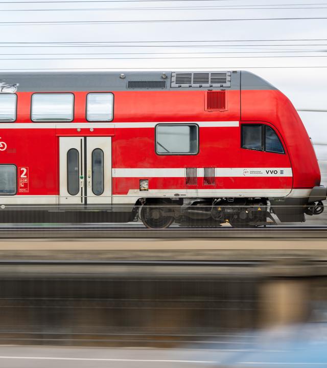 Ein Regionalexpress der DB Regio fährt über eine Brücke.