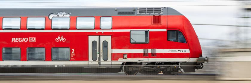 Ein Regionalexpress der DB Regio fährt über eine Brücke.