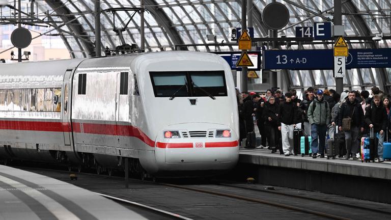 Ein ICE (Intercity-Express) der Deutschen Bahn (DB) ist am 27. März 2026 im Berliner Hauptbahnhof abgebildet.