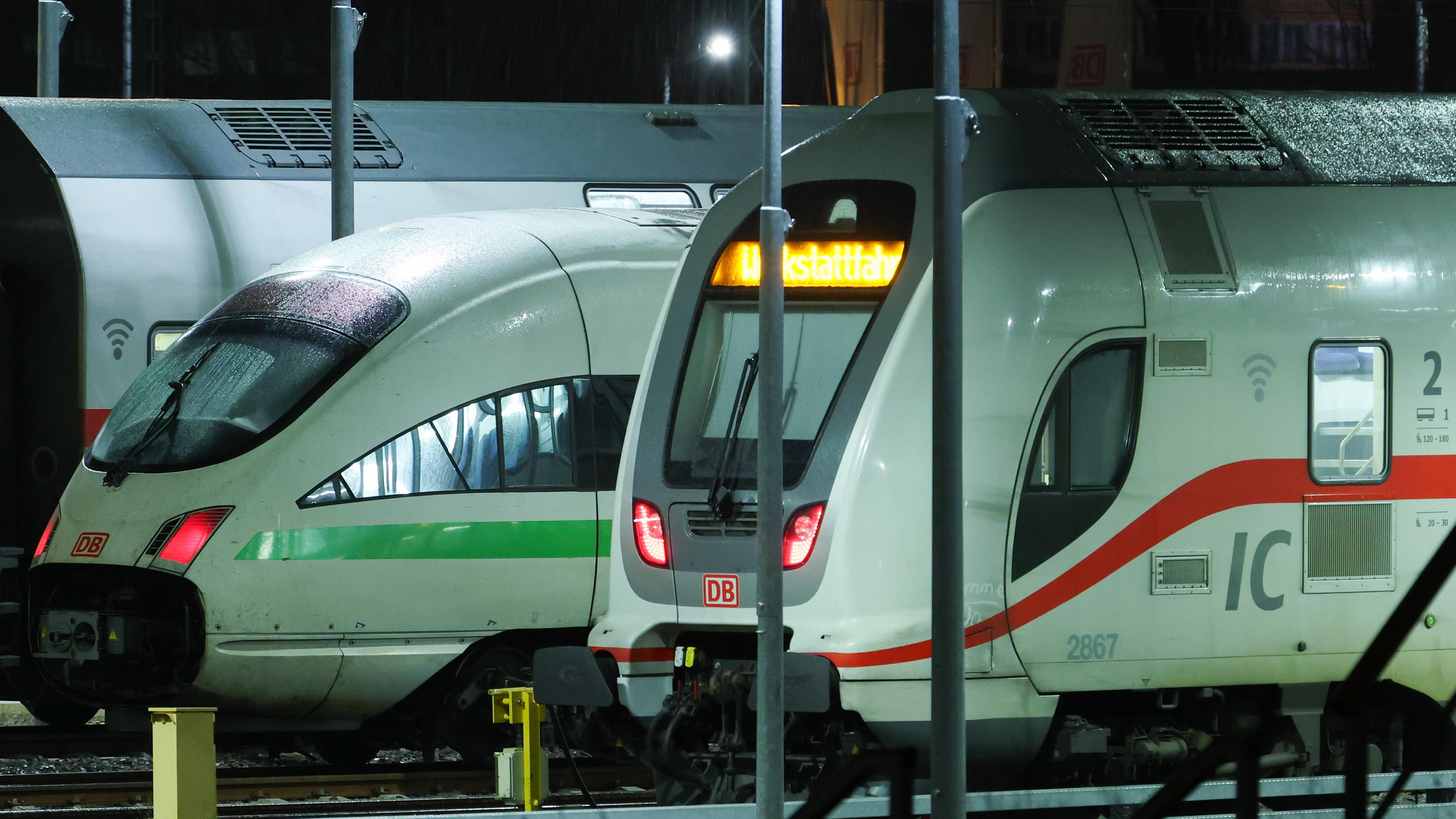Fernzüge der Deutschen Bahn (ICE und IC) stehen am frühen Morgen auf demHauptbahnhof Leipzig