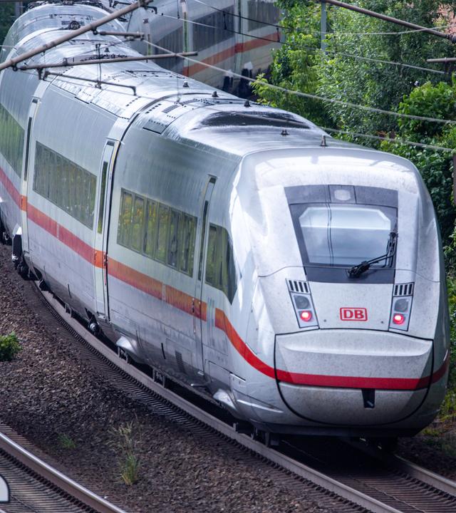 Ein fahrender ICE-Zug.