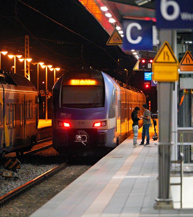  Rosenheim: Leere Züge stehen am Bahnhof Rosenheim