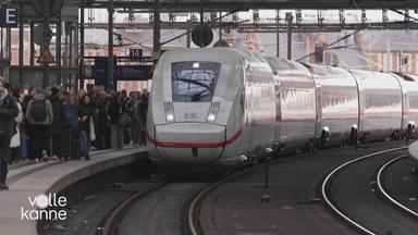 Ein Zug der Deutschen Bahn am Bahnhof.