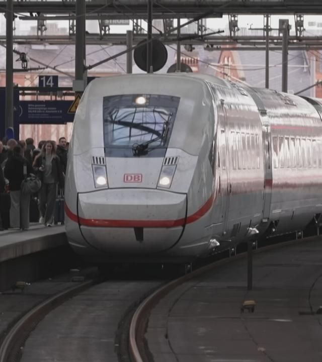 Ein Zug der Deutschen Bahn am Bahnhof.