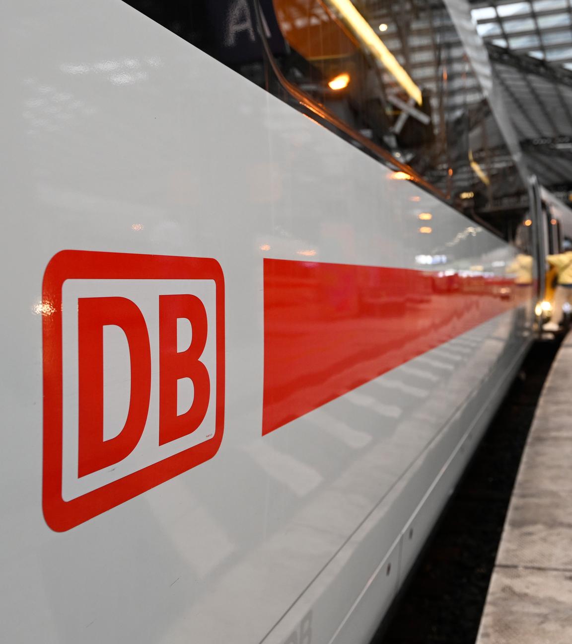 Ein ICE-Zug der Deutschen Bahn im Kölner Hauptbahnhof.