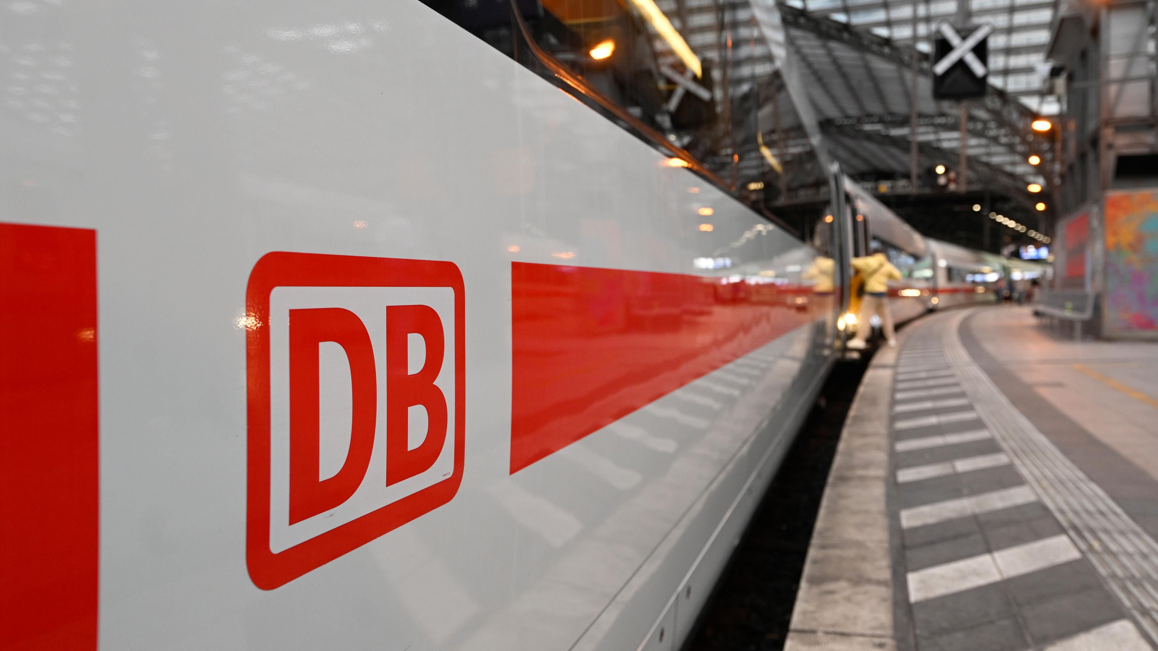 Ein ICE-Zug der Deutschen Bahn im Kölner Hauptbahnhof.