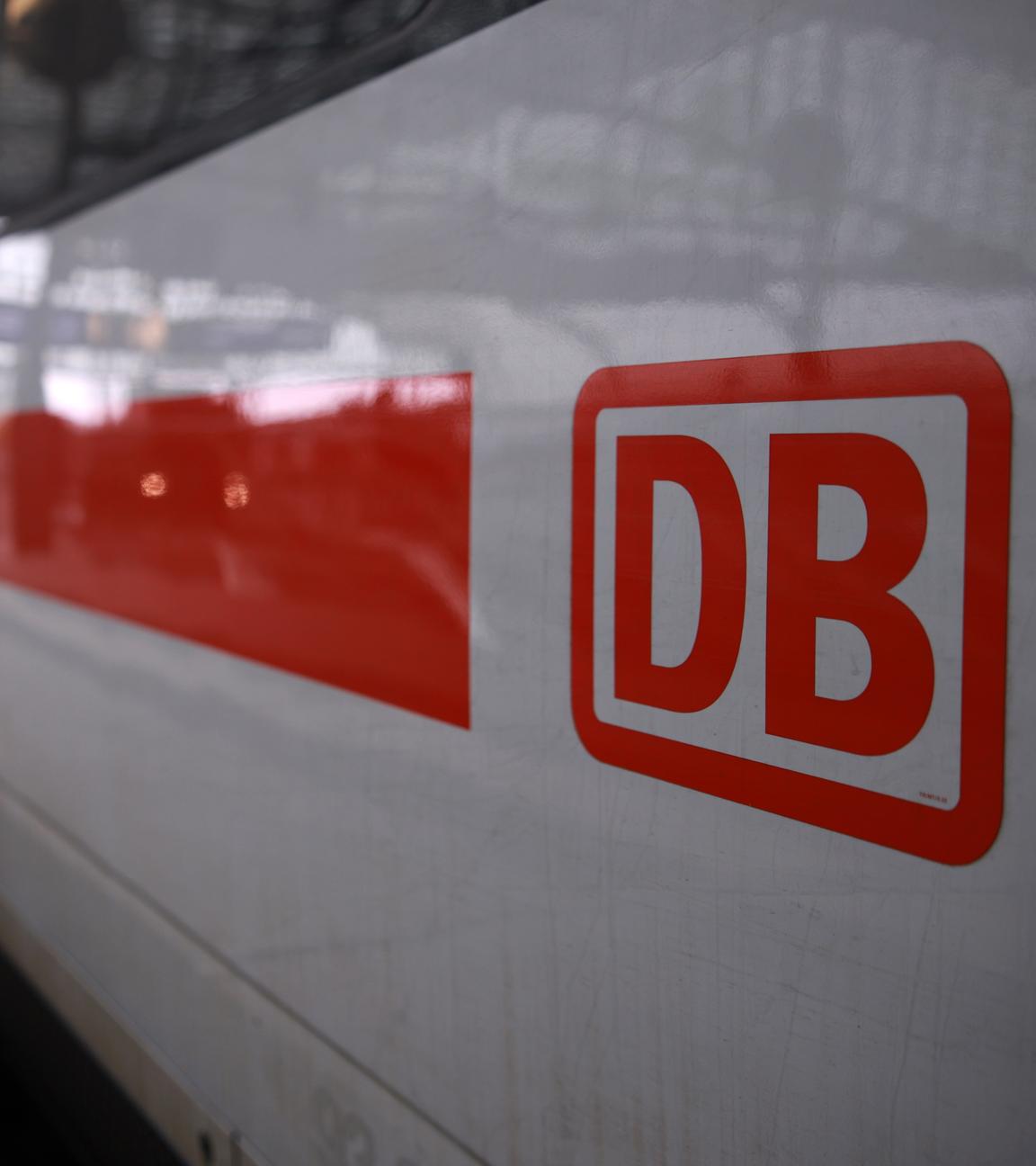 Passagiere steigen am 27. März 2025 im Berliner Hauptbahnhof aus einem ICE-Zug der Deutschen Bahn (DB) aus.