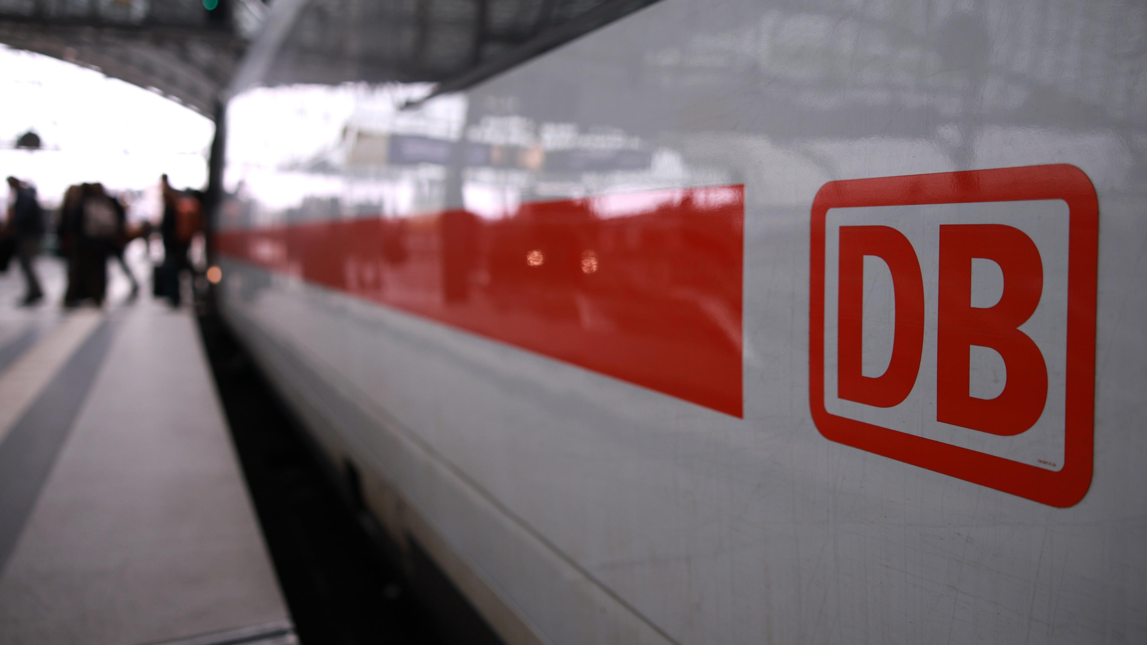 Passagiere steigen am 27. März 2025 im Berliner Hauptbahnhof aus einem ICE-Zug der Deutschen Bahn (DB) aus.