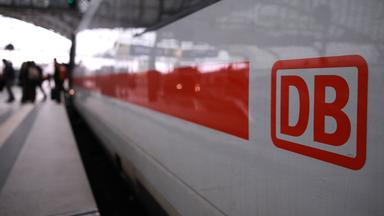Passagiere steigen am 27. März 2025 im Berliner Hauptbahnhof aus einem ICE-Zug der Deutschen Bahn (DB) aus.