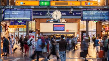 30.07.2026, Hessen, Frankfurt am Main: Bahnkunden sind im Hauptbahnhof unterwegs.