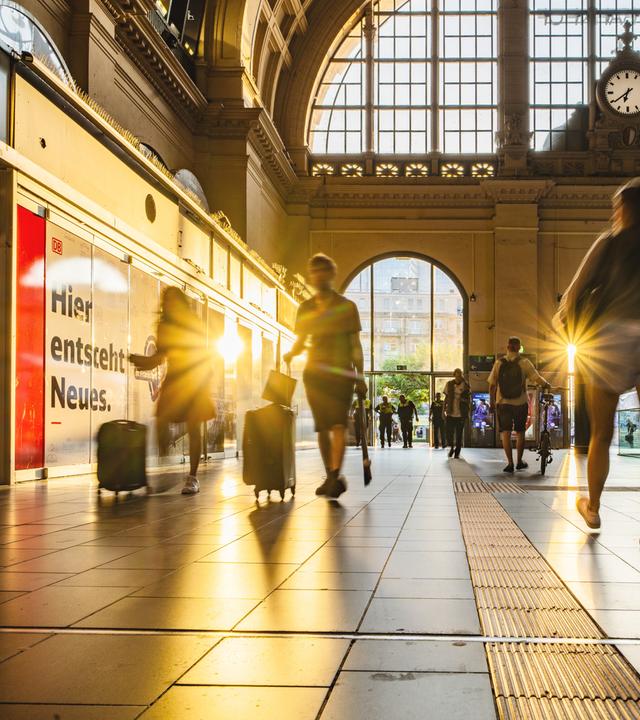Symbolbild: Menschen sind in Frankfurt am Main im Hauptbahnhof unterwegs.